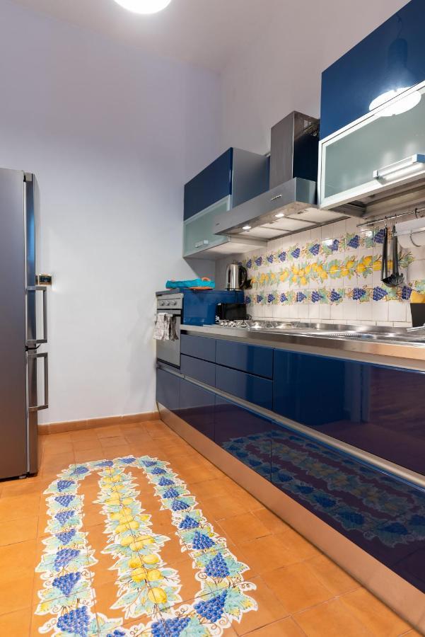 Dimora Del Fico - Appartamento Elegante E Spazioso Naples Luaran gambar