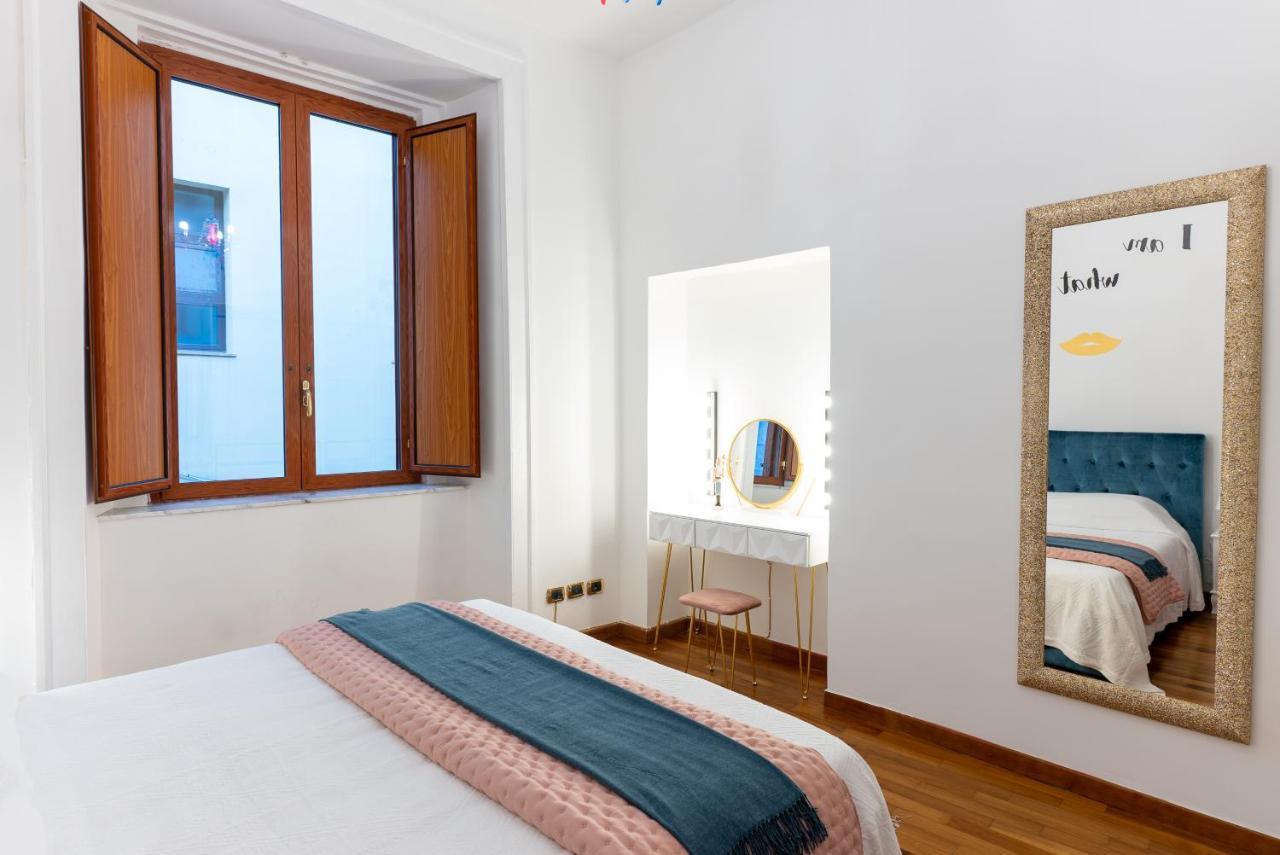 Dimora Del Fico - Appartamento Elegante E Spazioso Naples Luaran gambar