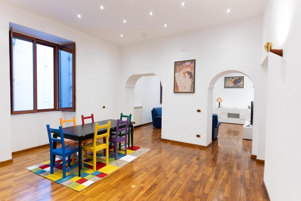 Dimora Del Fico - Appartamento Elegante E Spazioso Naples Luaran gambar