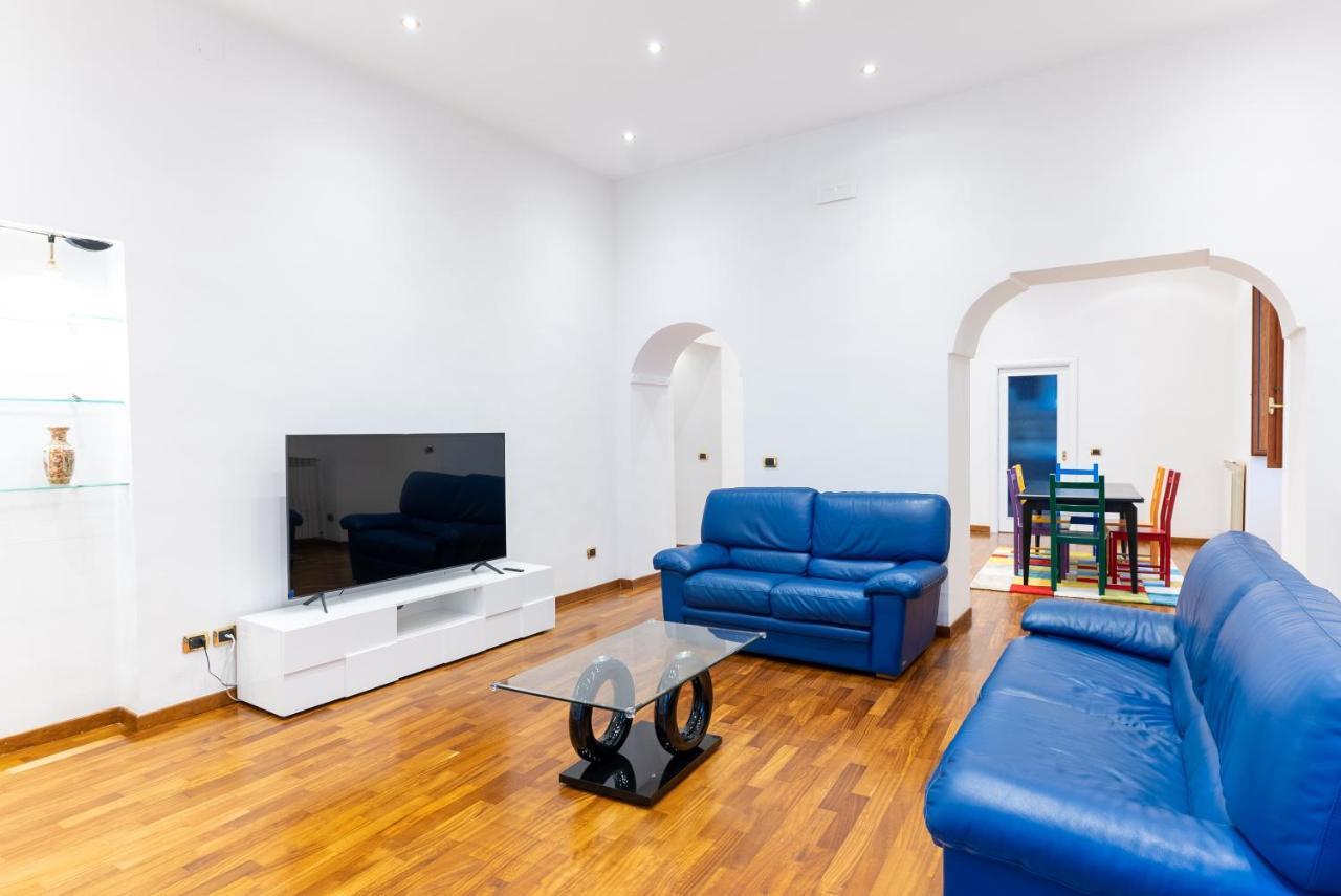 Dimora Del Fico - Appartamento Elegante E Spazioso Naples Luaran gambar