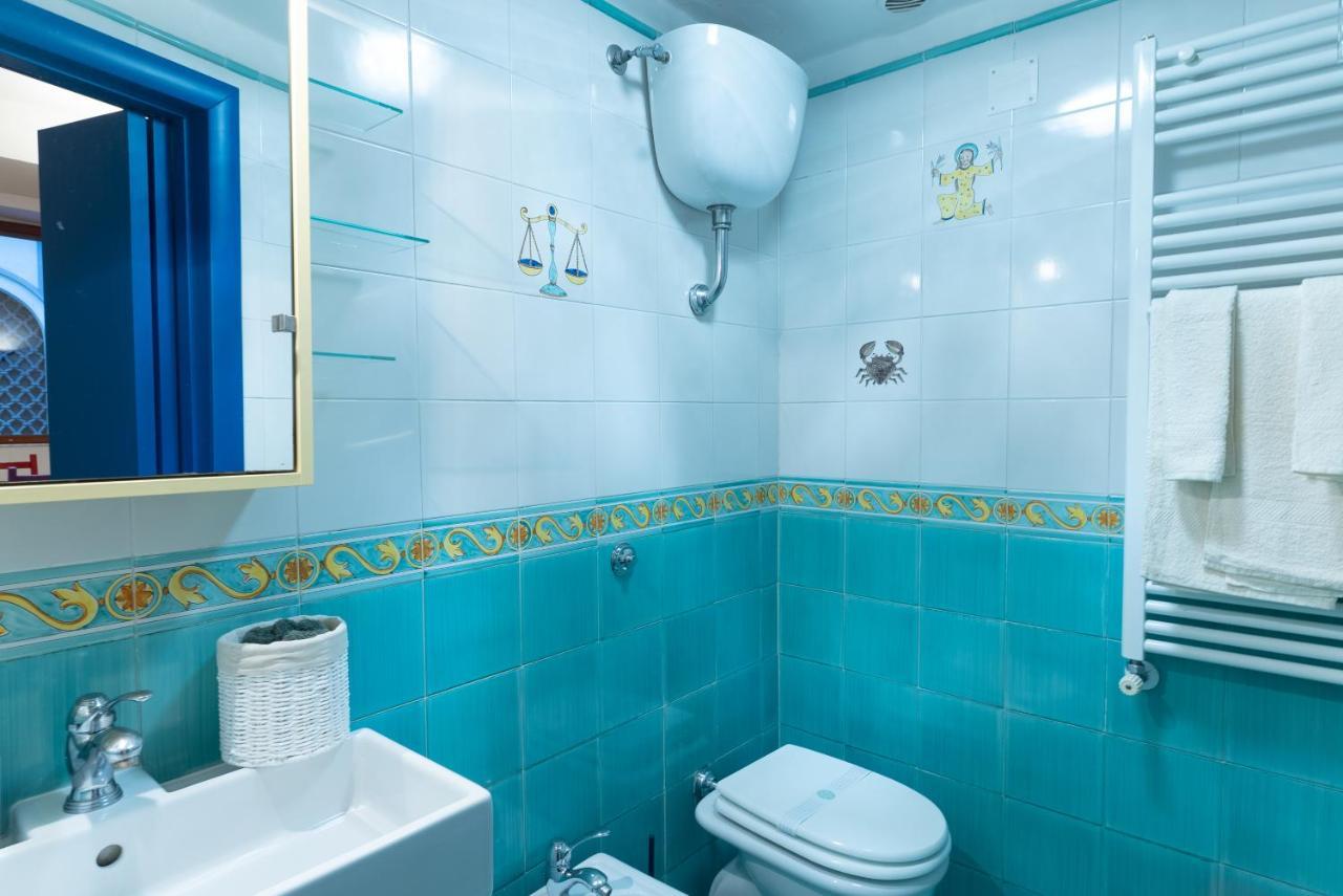 Dimora Del Fico - Appartamento Elegante E Spazioso Naples Luaran gambar